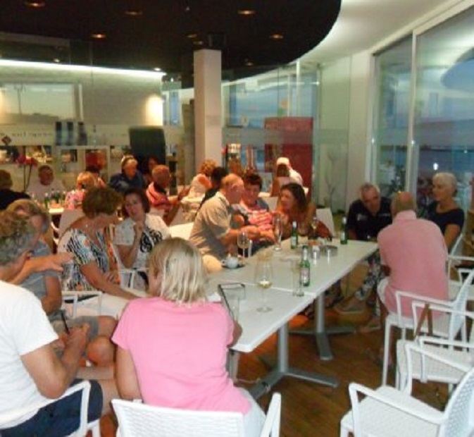 Live-aboard borrel. Op de voorgrond de Hollandse tafel, met links Ans en Peter van de Ilja (op de rug)