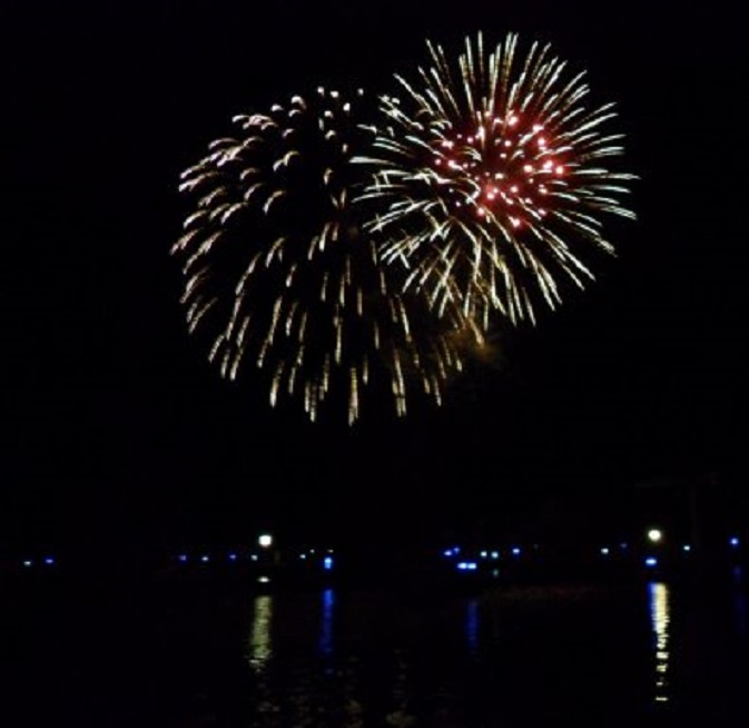 Vuurwerk boven zee, achter ons