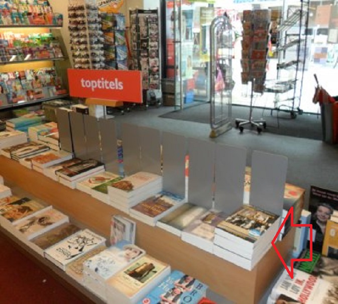 Boekhandel 'De Wingerd' in de Arkelstraat. Rechts ligt mijn boek, ogenschijnlijk bij de toptitels, maar die liggen aan de andere kant