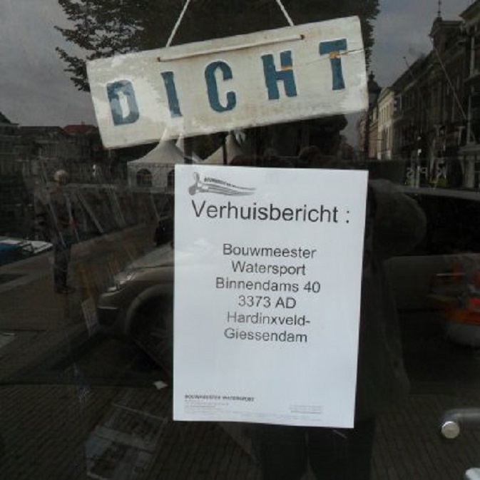 De watersportwinkel naast ons geeft het op