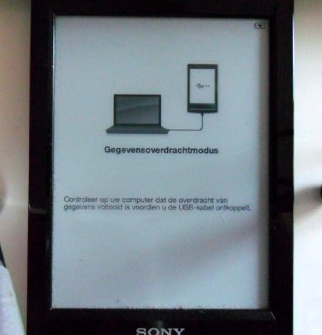 De Sony E-reader van Ans in gegevensoverdrachtmodus verbonden met de laptop