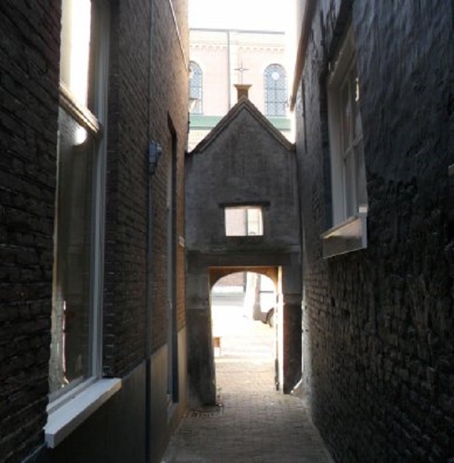 Gorcum. Het poortje van de Gasthuissteeg aan de kant van de Grote Kerk