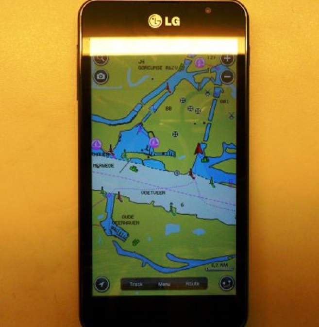 Navigeren met Navionics op de smartphone. Je ziet de Merwede bij Gorcum. Het rode pijltje rechts in het midden is de GPS-positie (ons huis)