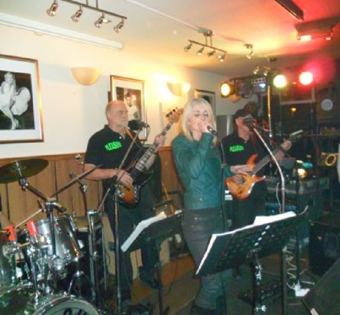 Ans'oudste dochter Barbara met haar band in Café 't Uyltje op de Varkenmarkt