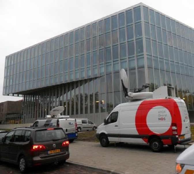 TV-busjes voor het nieuwe gerechtsgebouw in Zwolle, waar het tuchtcollege zitting zal houden