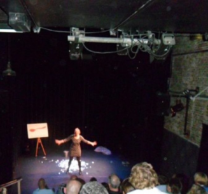 Laura San Giorgi in Theater 't Pand voor een hoop van duizenden lepels