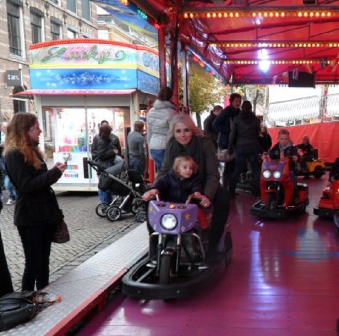 Barbara met kleine Vajèn op de Gorcumse kermis