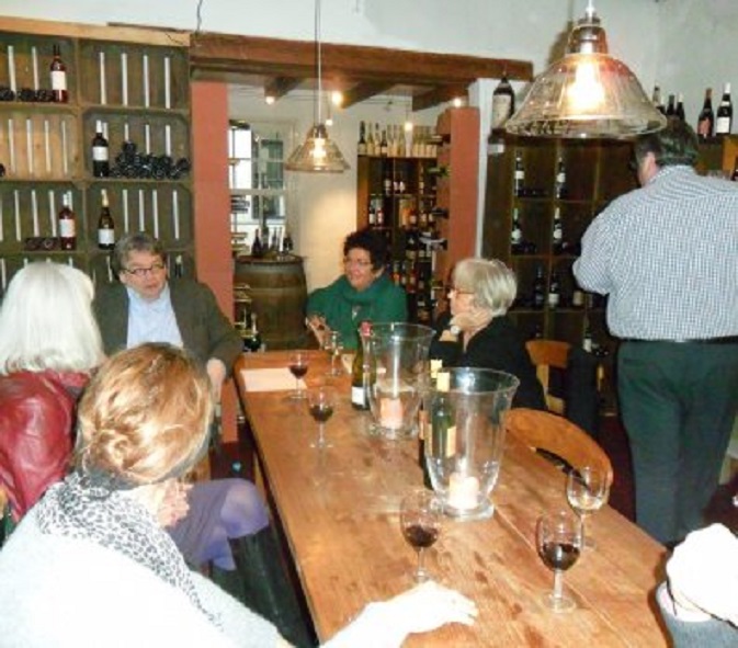 De Literaire Wijnproeverij In Wijnhuis Heukelum. Vlnr. Ans, Jan-Willem, Truus, Ria en Inge.