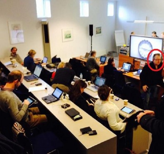De perszaal van de rechtbank in Almelo vanochtend. Rechts in de rode cirkel RTV-Oost verslaggever Rob Vorkink