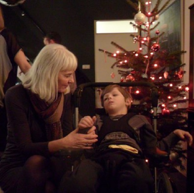 Ans met Liam bij de kerstboom in het huis van Derrick & Nicky