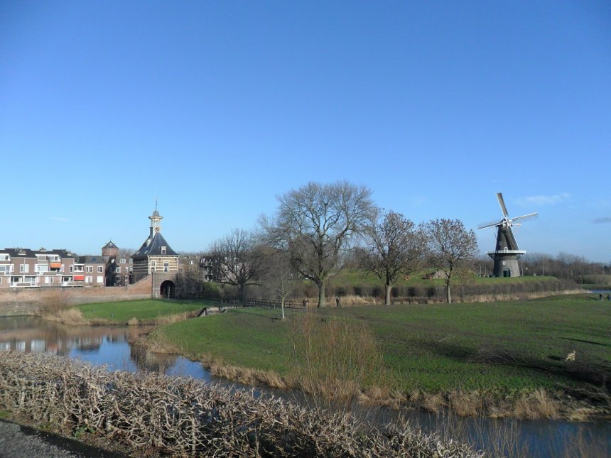 De Dalempoort en korenmolen De Hoop vanaf de Altenawal.