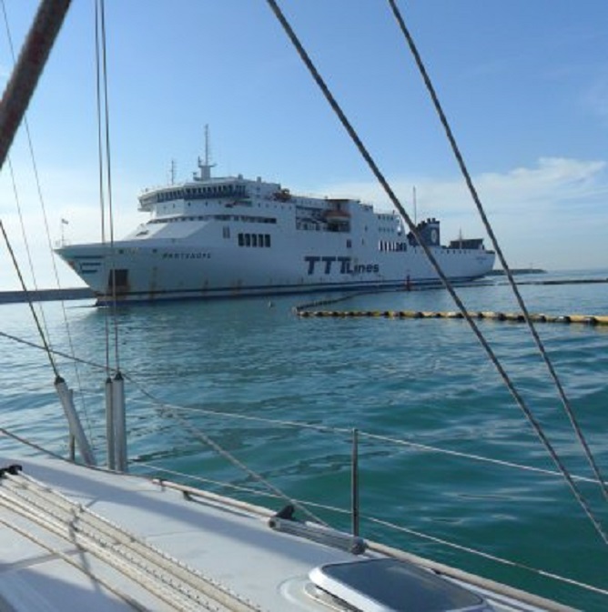 Catania. Wachten op een inlopende veerboot bij het uitvaren van de haven