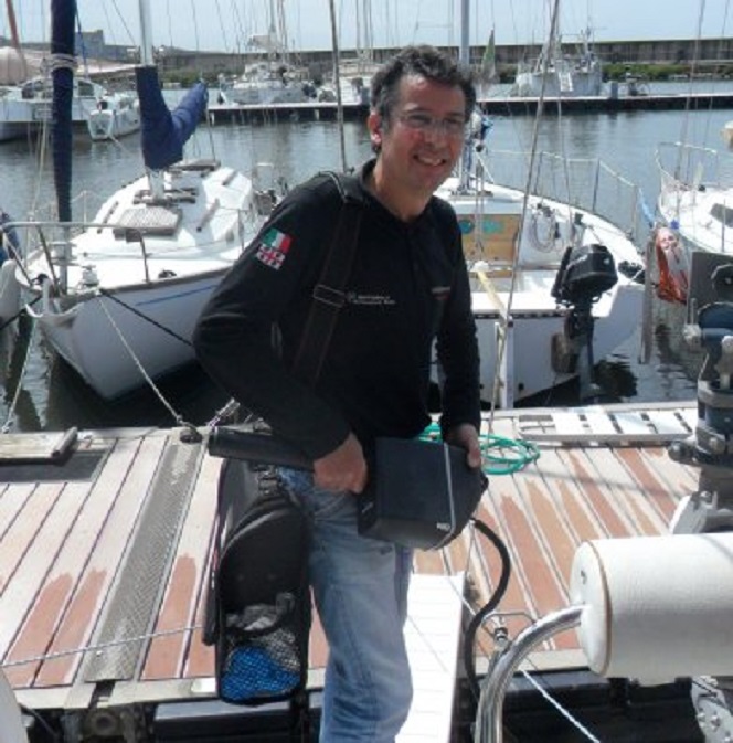Piga Sebastiano van Gapimar Electronica neemt de driveunit mee om er nieuwe koolborstels in te zetten