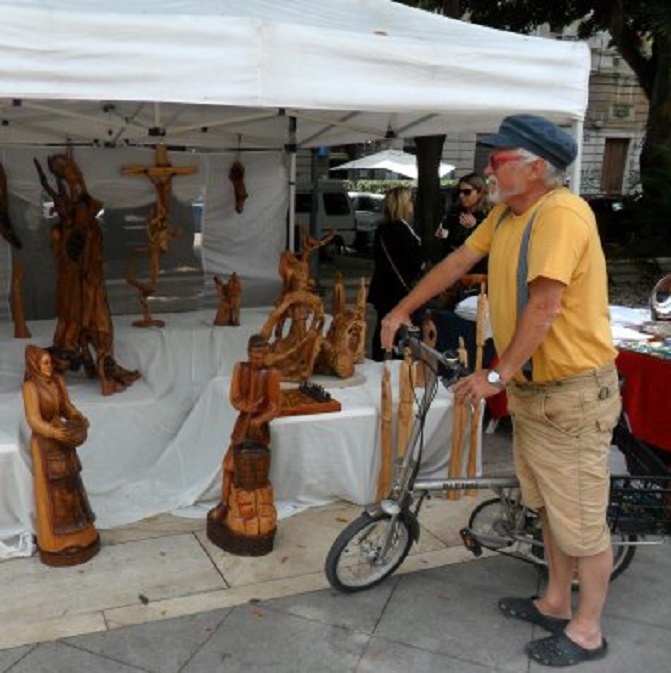 Kunst - en antiekmarkt op het Piazza del Carmine
