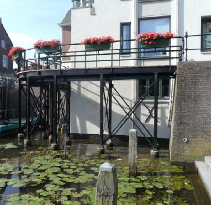 Ziet er goed uit, de gerestaureerde onderkant van de gevel van ons huis