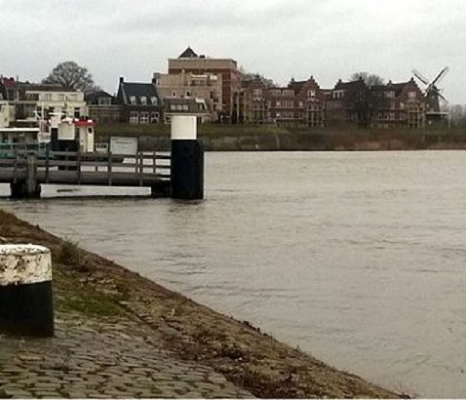 Hoog water Buiten de Waterpoort zakt alweer (foto Gorinchem Presenteert)