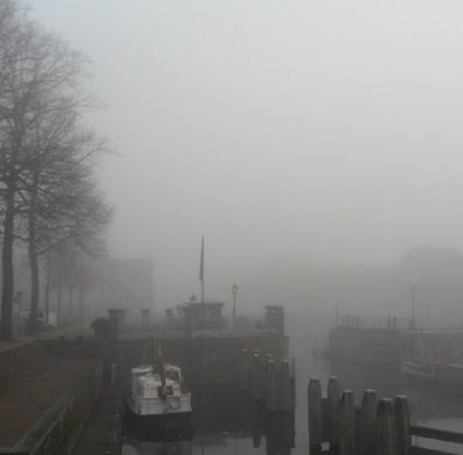 Mist over de haven vanmorgen