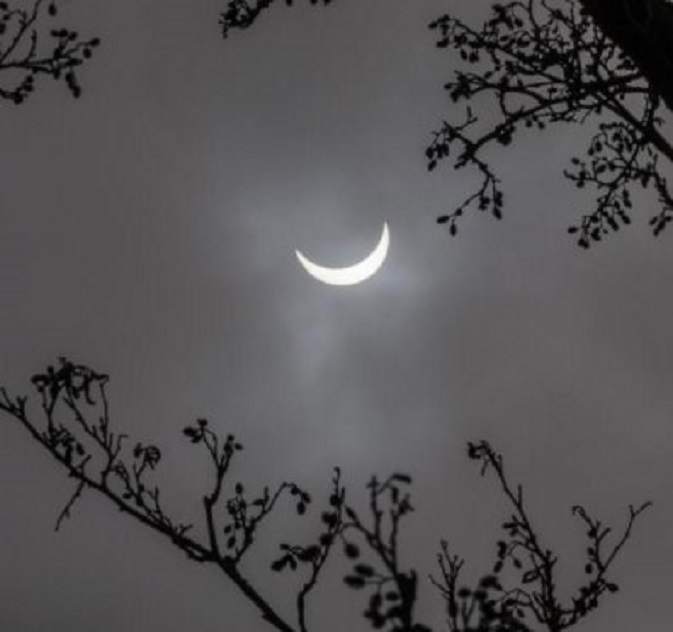 Zonsverduistering vandaag. In Amstelveen zagen ze hem wel (foto: Nu.nl, Sander Groffen)