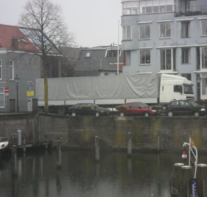 Er zit weer een vrachtwagen vast, dit keer op de Kriekenmarkt