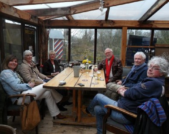 Gistermiddag bij Fort Vuren. Vlnr. Arina, Ans, Marianne, Tom, Wil en Wiger