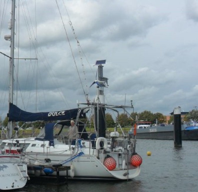 Even op de boot kijken. Helaas, we zijn de bootsleutel vergeten.
