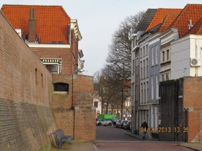 De coupure op de plaats waar tot 1893 de Waterpoort stond. Rechts vooruit het Eind. Linksaf is de Tolsteeg.