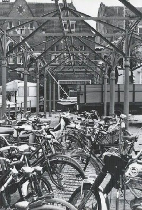 De Botermarkt als fietsenstalling in de jaren 70, De dakbedekking is al gesloopt. Let op de sierlijke bogen van de gietijzeren spanten.
