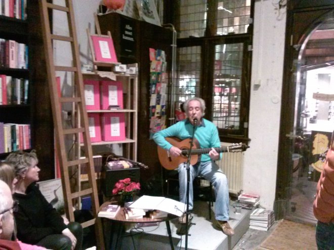 17-03-2016. Fernando Lameirinhas treedt op in Boekhandel De Mandarijn.