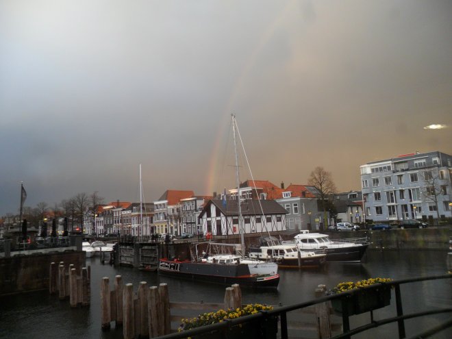 Gister aan het eind van de middag staat er een regenboog boven de haven.