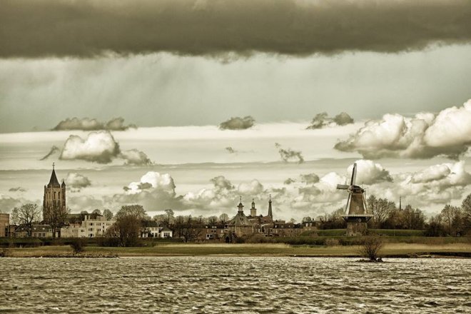 De skyline van Gorcum vanaf de rivier bij westerstorm 28-03-2016 (foto: Wim den Besten)