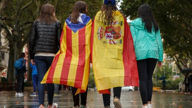 Voor- en tegenstanders lopen samen op in Barcelona (fot De Volkskrant)