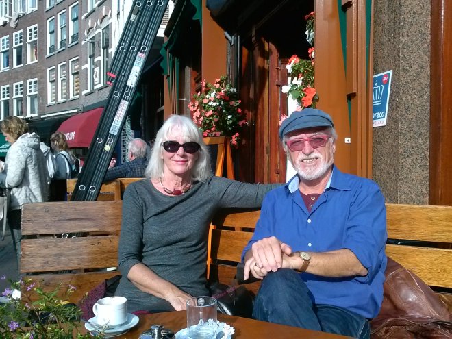 Gisteren samen in de zon op de bank voor Graaf Floris op de Utrechtse Varkenmarkt.