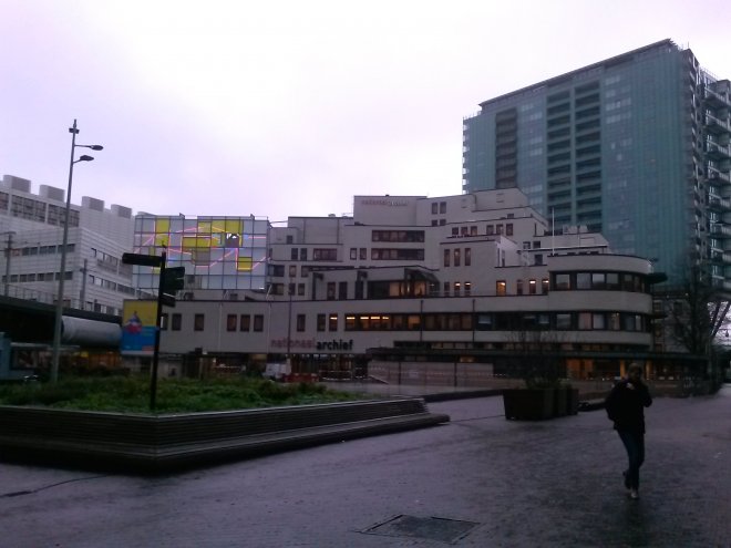 Het nationaal Archief is naast station Den Haag CS.