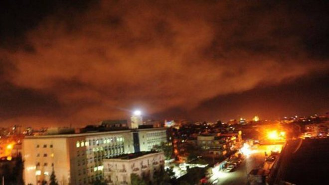 Foto van een explosie boven Damascus vannacht omstreeks drie uur Nederlandse tijd. (Foto van AFP).
