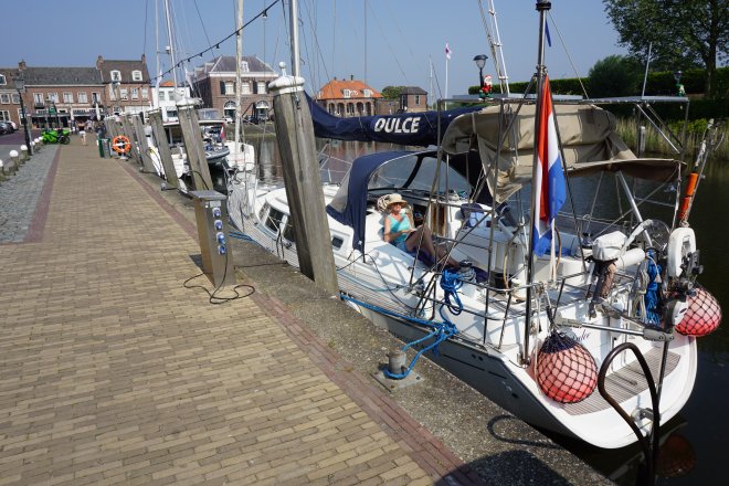 Dulce afgemeerd in de binnenhaven van Willemstad.