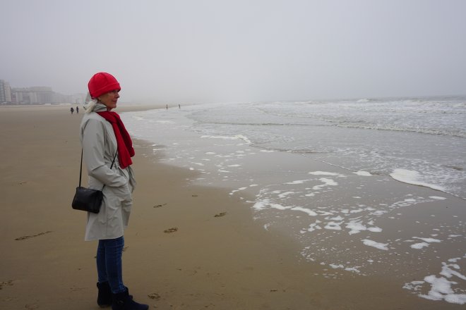 Een grijze dag aan het strand in Oostende vanmorgen.
