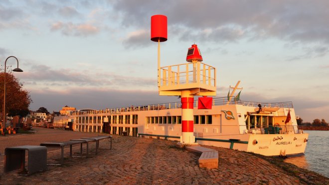 Cruiseschip in de voorhaven naast de pontons van de veerdienst (foto: Marsonna/Buienradar)