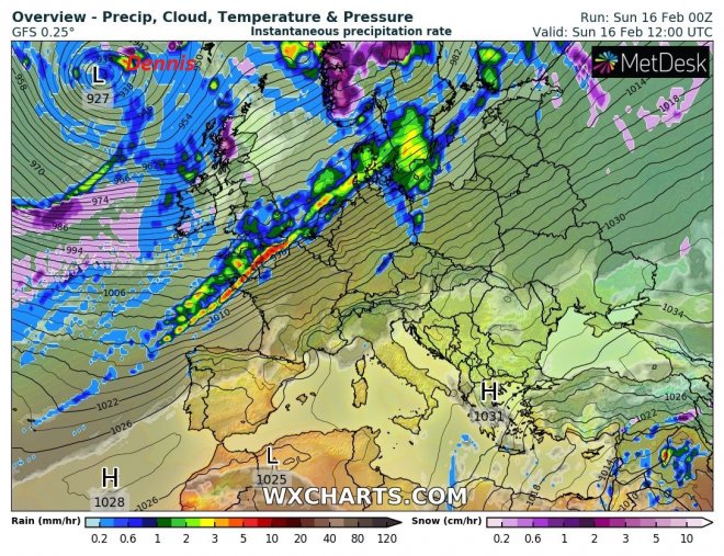 De prognose van WXcharts voor 12 uur UTC. Dennis is linksboven, tussen Schotland en IJsland, met een kerndruk van 927 hPa. Hij trekt een strak regenfront over ons land.