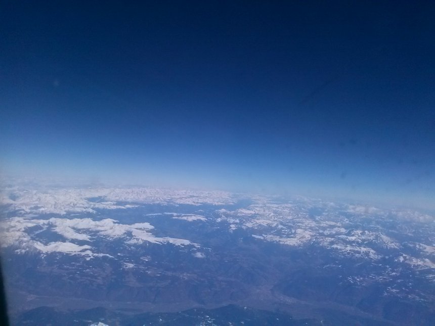 Even na 13.00 uur vliegen we over de (Franse) Alpen. Er ligt weinig sneeuw.