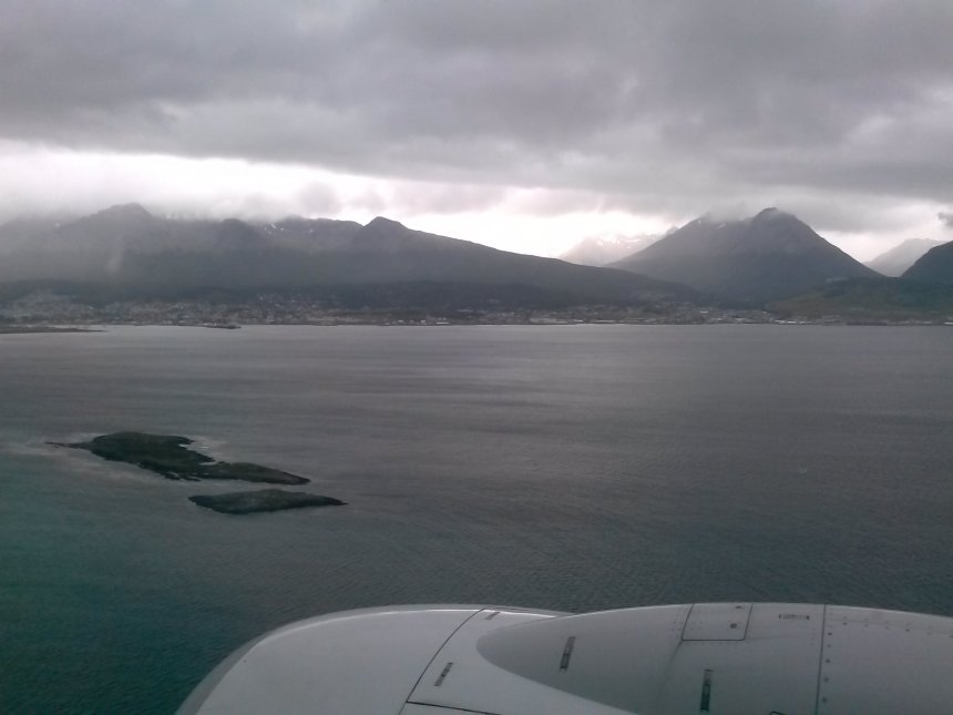 Over het Beagle kanaal naderen we Ushuaia. Dat ligt links met zijn haven.
