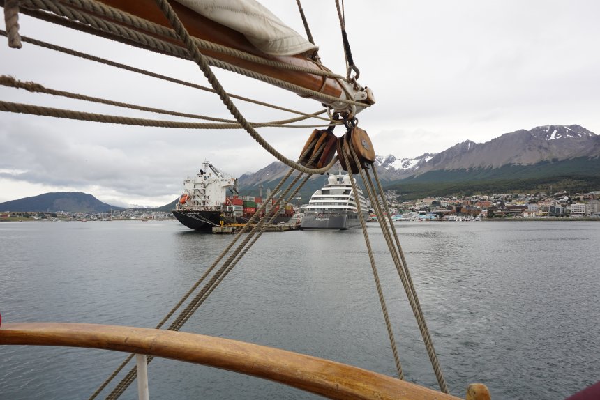 Bark Europa verlaat Ushuaia en vaart het Beaglekanaal in.