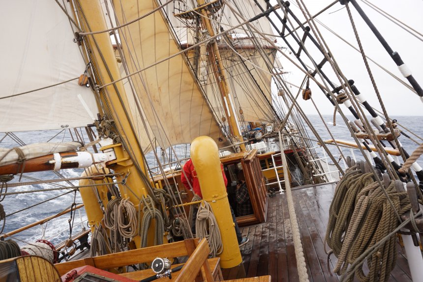 De eerste dag in de Drake Passage. Foto genomen vanaf het stuurwiel.