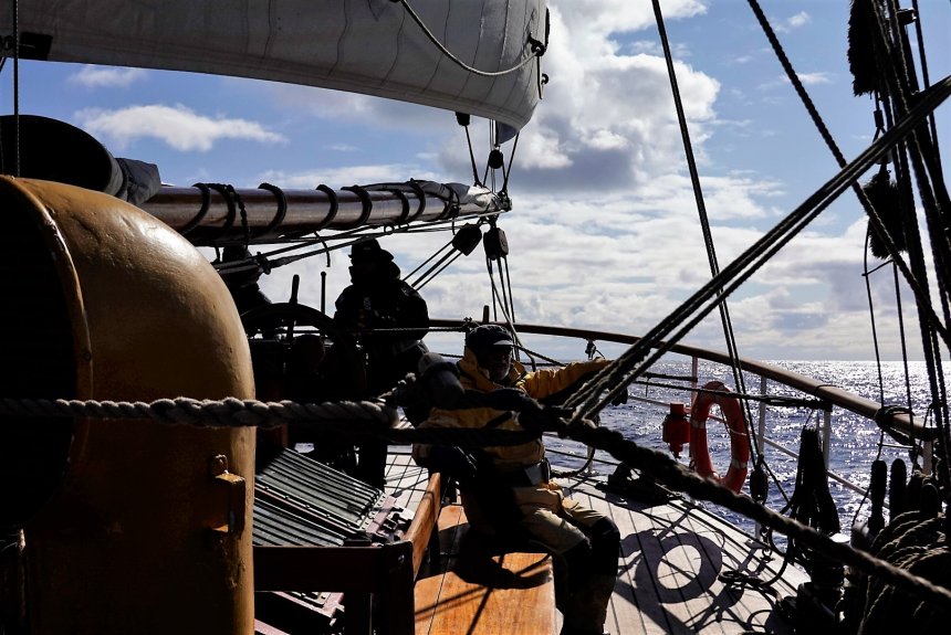 Onderweg in de Drake Passage. Ik zit op het achterdek. Naast me de wacht aan het stuurwiel. (foto: Craig Meyer)