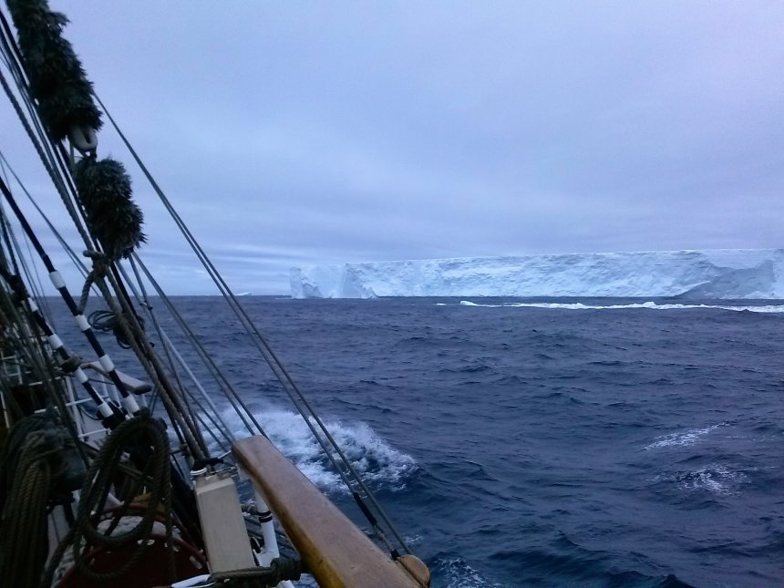 Een hele grote tafelijsberg in de Weddellzee.