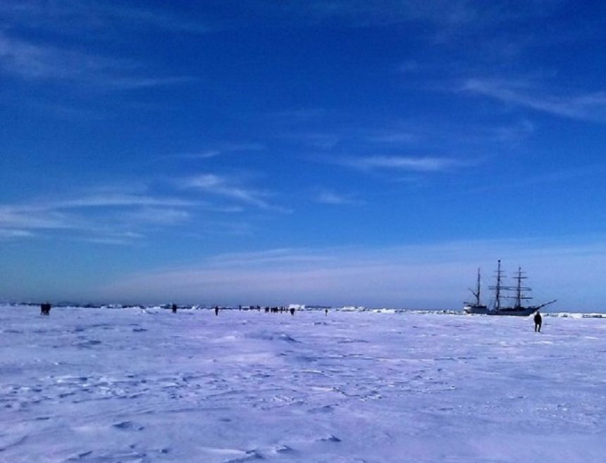 Bark Europa ligt afgemeerd bij een enorme drijvende ijsplaat, waar we een lange wandeling op maken.