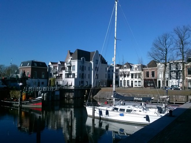 Home is where the house and the boat are. Er is niemand op straat.