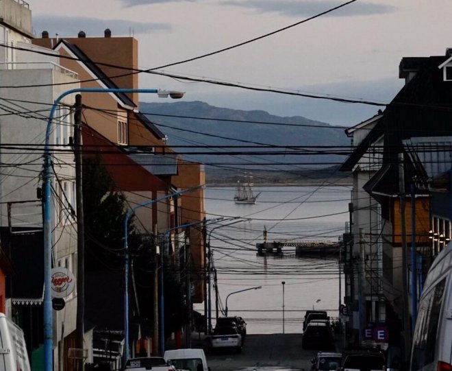 Bark Europa eergisteren voor anker vlak buiten de haven van Ushuaia (foto: Dominik)