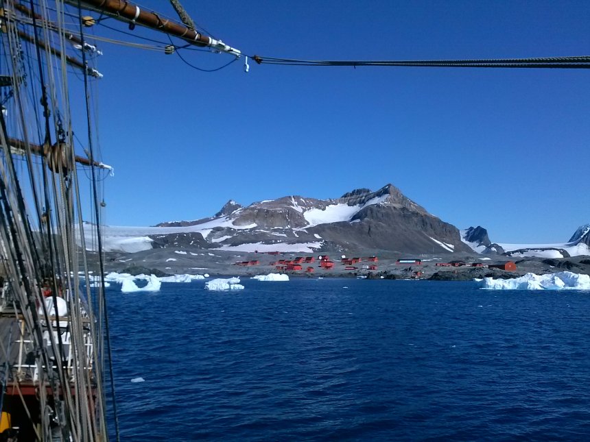 Voor anker bij Hope Bay op het Antarctisch schiereiland met de Argentijnse Esperanza Base.