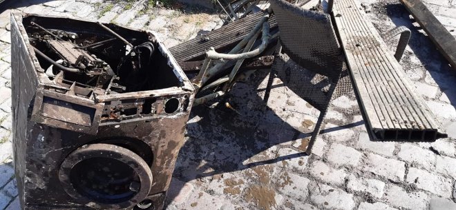 Duikers doen de jaarlijkse opruimronde in de Lingehaven. Op de kade staat een deel van de vondsten (foto: Lingehaven)