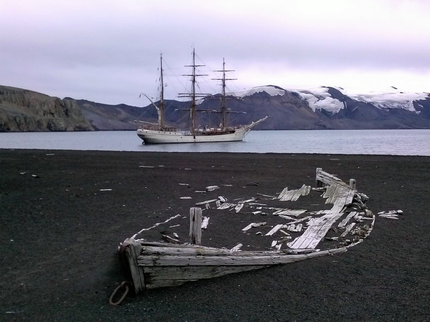 Een vergane walvisboot in Whalers bay, vroeger een Noors walvisstation in de krater van Deception eiland.